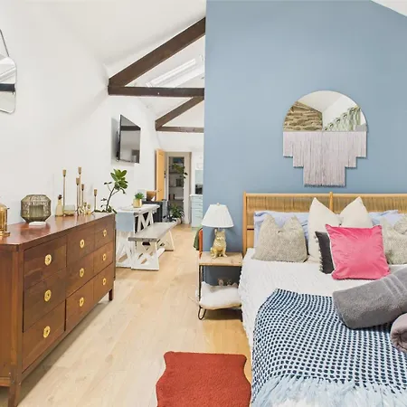 Apartment Heart Of - Comfortable & Stylish | Town Centre | Parking | Wifi | *