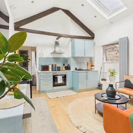 Heart Of - Comfortable & Stylish | Town Centre | Parking | Wifi | Falmouth