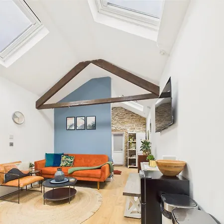 Heart Of - Comfortable & Stylish | Town Centre | Parking | Wifi | Apartment