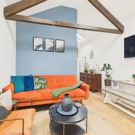 Apartment Heart Of - Comfortable & Stylish | Town Centre | Parking | Wifi |