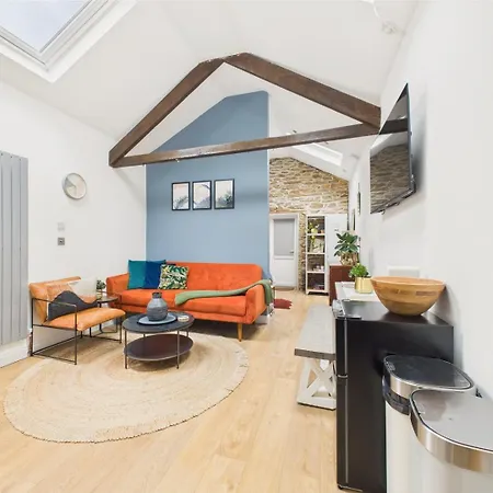 Heart Of - Comfortable & Stylish | Town Centre | Parking | Wifi | *